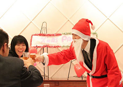 後ろにはユンちゃん手作り「X'masパーティー」の看板